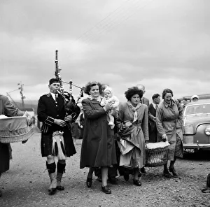 00592 Prints: Evacuation of Island of Soay. Some of the 27 people of Soay Island banded together for