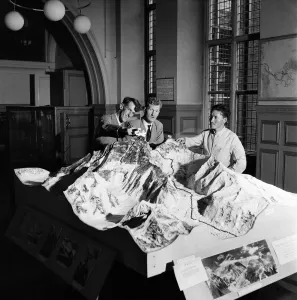 00021 Prints: The Everest team attend a press conference at the Royal Geographical Society