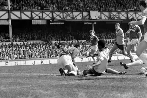 00220 Prints: Everton 2 v. Arsenal 1. April 1982 MF06-35-018 Local Caption Division 1 Football