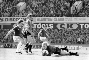 Everton 3 v. Manchester United 3. April 1982 MF06-24-079