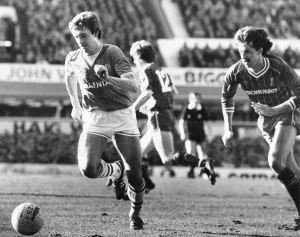 00530 Prints: Everton footballer Kevin Sheedy on the ball chased by Mark Lawrenson during the English
