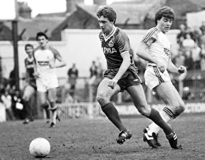 00530 Prints: Everton footballer Kevin Sheedy on the ball during the League Division One match against