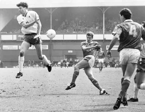 00530 Prints: Everton footballer Kevin Sheedy chas a shot at goal blocked by Chelsea defenders during