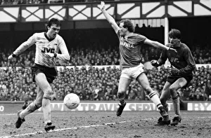 00234 Prints: Everton v. Arsenal. March 1985 MF20-13-046 The final score was a two nil victory