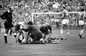 00235 Prints: Everton v. Aston Villa. October 1984 MF18-01-001 The final score was a two one