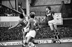 00235 Prints: Everton v. Aston Villa. October 1984 MF18-01-010 The final score was a two one