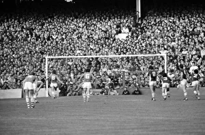 00235 Prints: Everton v. Aston Villa. October 1984 MF18-01-011 The final score was a two one