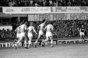 00235 Prints: Everton v. Aston Villa. October 1984 MF18-01-016 The final score was a two one