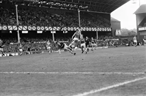 00235 Prints: Everton v. Aston Villa. October 1984 MF18-01-021 The final score was a two one
