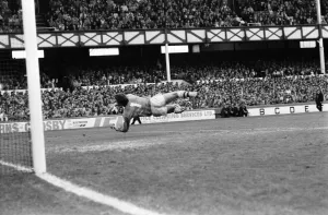 00235 Prints: Everton v. Aston Villa. October 1984 MF18-01-022 The final score was a two one
