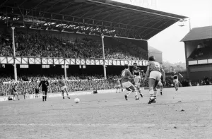00235 Prints: Everton v. Aston Villa. October 1984 MF18-01-032 The final score was a two one