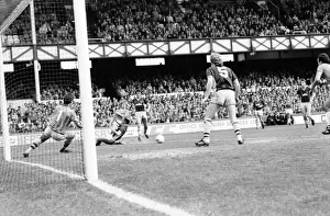 00235 Prints: Everton v. Aston Villa. October 1984 MF18-01-046 The final score was a two one