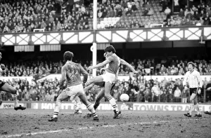 00234 Prints: Everton v. Notts County. February 1984 MF14-01-009 The final score was a four one victory
