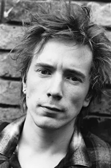 00513 Prints: Ex Sex Pistols lead singer Johnny Rotten seen here during a photo shoot with Keith Levine