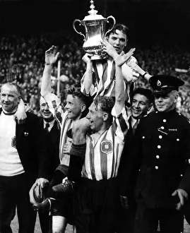 FA Cup Final at Wembley May 1937 Sunderlands H Carter Football lifts