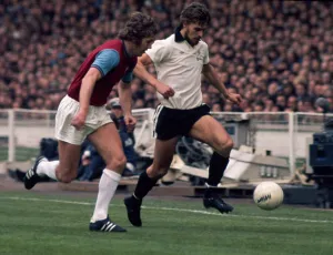 FA Cup Final West Ham v Fulham May 1975 Viv Busby of Fulham tries to find away