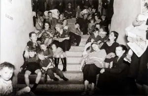 00204 Prints: Families take cover from the Luftwaffe bombing of London in this disused London
