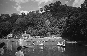 00089 Prints: Families enjoying some fun on the Grand Union canal in between Watford and Rickmansworth