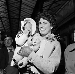 00808 Prints: Family of Aston Villa Team, arrive in London for FA Cup Final v Manchester United
