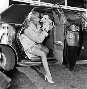 00032 Collection: Famous ventriloquist Shari Lewis seen arriving at Heathrow from Los Angeles for the Royal