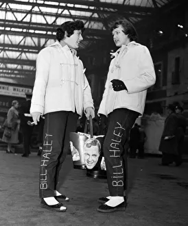 01232 Prints: Fans awaiting the Bill Haley Daily Mirror Rock n Roll Special train to Waterloo