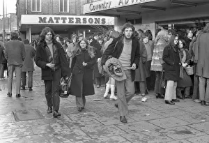 00368 Prints: Fans queue to buy concert tickets at Coventry Theatre where The Rolling Stones will be