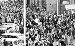 00078 Prints: Fans and supporters of Radio One DJ Diddy David Hemilton throng around the precinct in