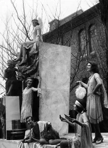 00040 Prints: Fashion 1920 s: Students of Bromley (Kent) School of Art will stage a fashion display