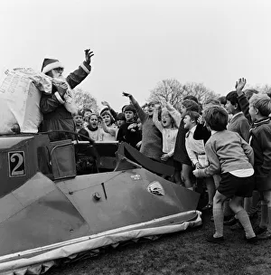 01476 Prints: Father Christmas arrives by hovercraft at Freegrounds Park Infant & Junior School