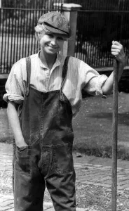Dungarees Prints: Felicity Kendall in gardening costume filming TV series Solo - July 1982 15 / 07 / 1982