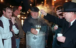 Ct Gash Prints: FERGUS MCCANN Celtic football chairman GIVES OUT SOUP TO THE HOMELESS AT GLASGOW