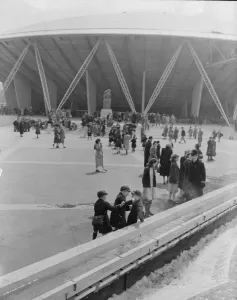 Festival of Britain 1951 Boys playing in the fountain South Bank 11 / 5 / 1951