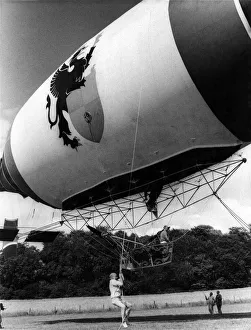 Flying Prints: Film Chitty Chitty Bang Bang, Lionel Jeffries tries to climb aboard