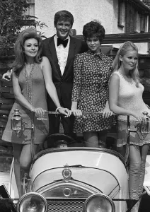 00015 Prints: Film Crossplot 1968 Roger Moore Veronica Carlson Martha Hyer