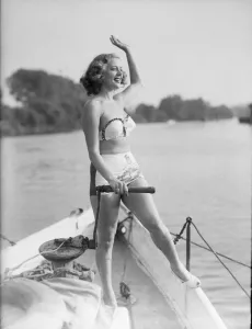 Film Star Pamela Deeming on river Thames at Twickenham. 1949 020704 / 9