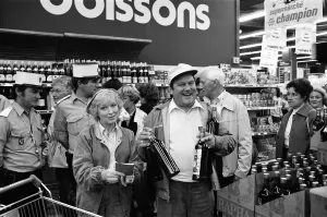 01063 Prints: Filming of a series of Terry and June, where they go on a day trip to