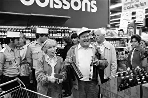 01063 Prints: Filming of a series of Terry and June, where they go on a day trip to