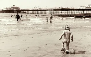 Pier Prints: The fine spring weather brought crowds onto Brightons beaches