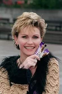 Images Dated 5th May 1998: Fiona Fullerton Actress May 1998 Launching a new chocolate bar from Cadbury