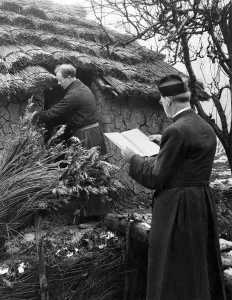 First Folk Park. Building a wealthy lake dwelling of Wattle