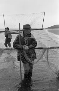 00089 Prints: Fisherman from Annan preparing to fish The Solway Firth for salmon