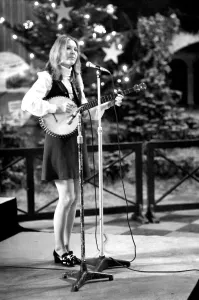 Folk singer Suzanne Harris sings to a lunch time audience in St. Pauls Cathedral