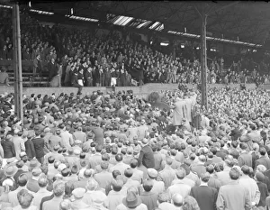 Football 1954 / 55 Season. Chelsea manager Ted Drake addresses a large crowd of supporters