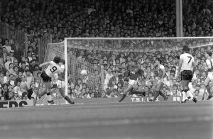 Spindistribution 230604 Prints: Football Arsenal v Manchester United August 1985 Mark Hughes of Manche shooting