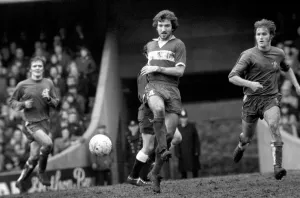 Football: Chelsea F. C. vs. Middlesboro F. C. Middlesboro star Graeme Souness beats off