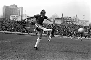 Images Dated 17th April 1977: Football: Chelsea vs. Nottingham Forest. April 1977 77-02166-015