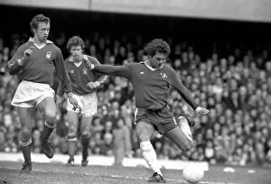 Images Dated 17th April 1977: Football: Chelsea vs. Nottingham Forest. April 1977 77-02166-052