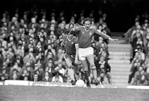 Images Dated 17th April 1977: Football: Chelsea vs. Nottingham Forest. April 1977 77-02166