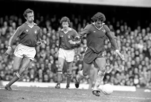 Images Dated 17th April 1977: Football: Chelsea vs. Nottingham Forest. April 1977 77-02166-053