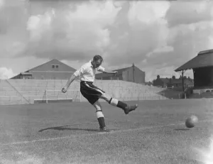 00226 Prints: Football Fulham training August 1950 Reg Lowe 025686 / 3